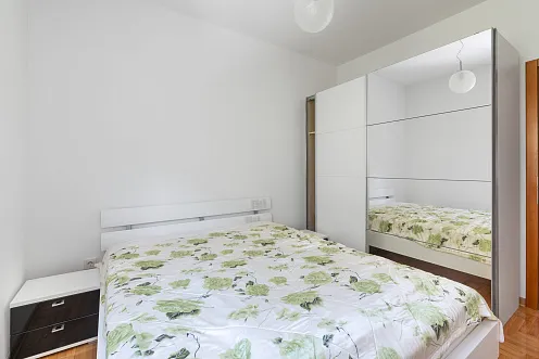 Geräumige 2-Zimmer-Wohnung mit Garage in Petrovac – 77 m² — photo 3